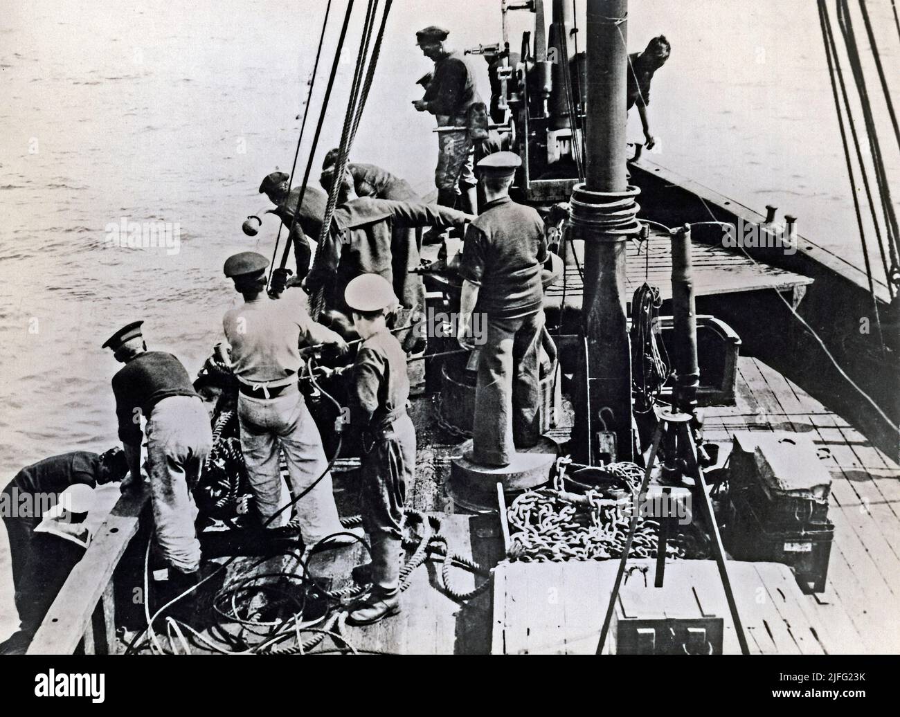 Weltkrieg 1. Britische Seeleute legen Netze von Treibern, um U-Boote zu fangen, Bild zeigt das Vorschiff eines Treibers 1916. Ein Drifter ist ein Boot mit einem Driftnetz, das nach dem Boot geschleppt wird. Stockfoto