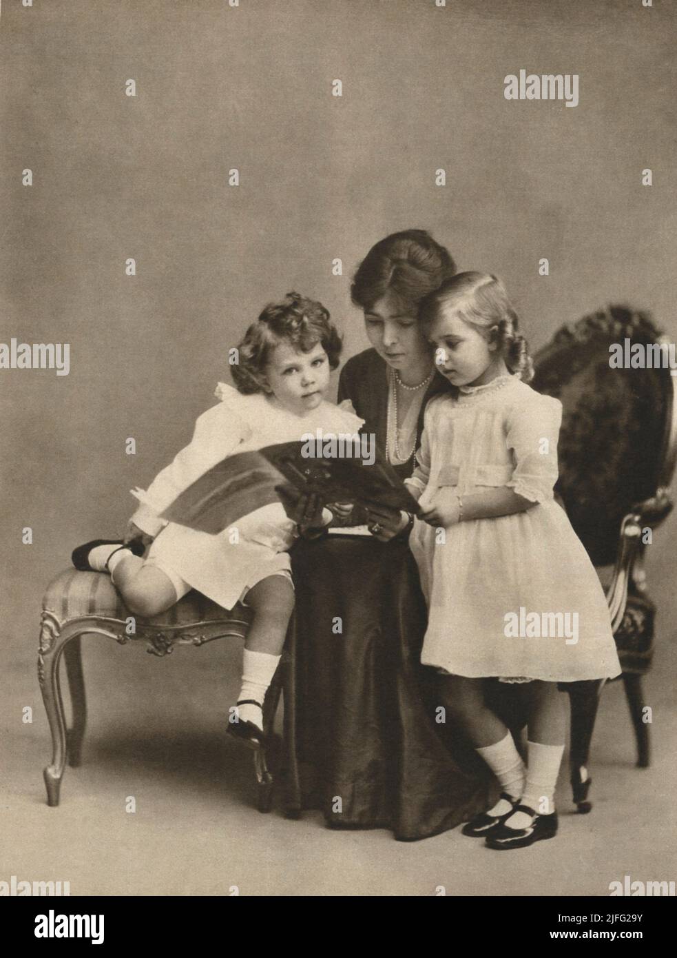 Margaret von Connaught. 15. Januar 1882 - 1. Mai 1920. War Kronprinzessin von Schweden als erste Frau des zukünftigen Königs Gustaf VI Adolf. Sie war die ältere Tochter von Prinz Arthur, Herzog von Connaught, dritter Sohn von Königin Victoria des Vereinigten Königreichs, und seiner Frau Prinzessin Louise Margaret von Preußen. In Schweden als Margareta bekannt, brachte ihre Ehe fünf Kinder mit sich, und sie ist die Großmutter von König Carl XVI Gustaf von Schweden und den Königinnen Margrethe II von Dänemark und Anne-Marie von Griechenland. Sie starb 30 Jahre vor der Thronbesteigung ihres Mannes in Schweden. Abgebildet mit ihren Kindern Stockfoto