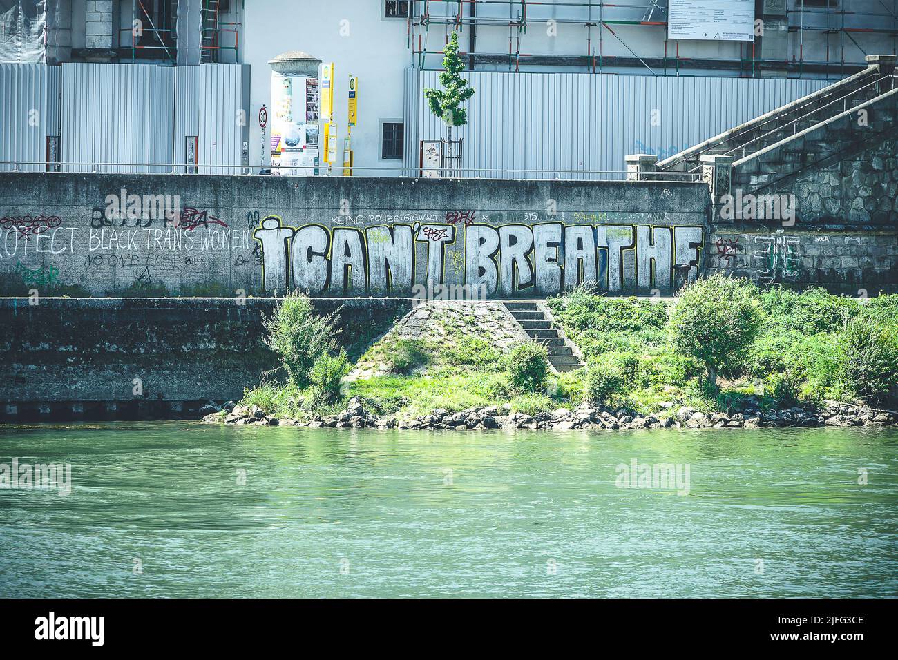 Ein Graffiti mit dem Schriftzug "i can't Breathe" auf Beton am Ufer der donau in regensburg Stockfoto