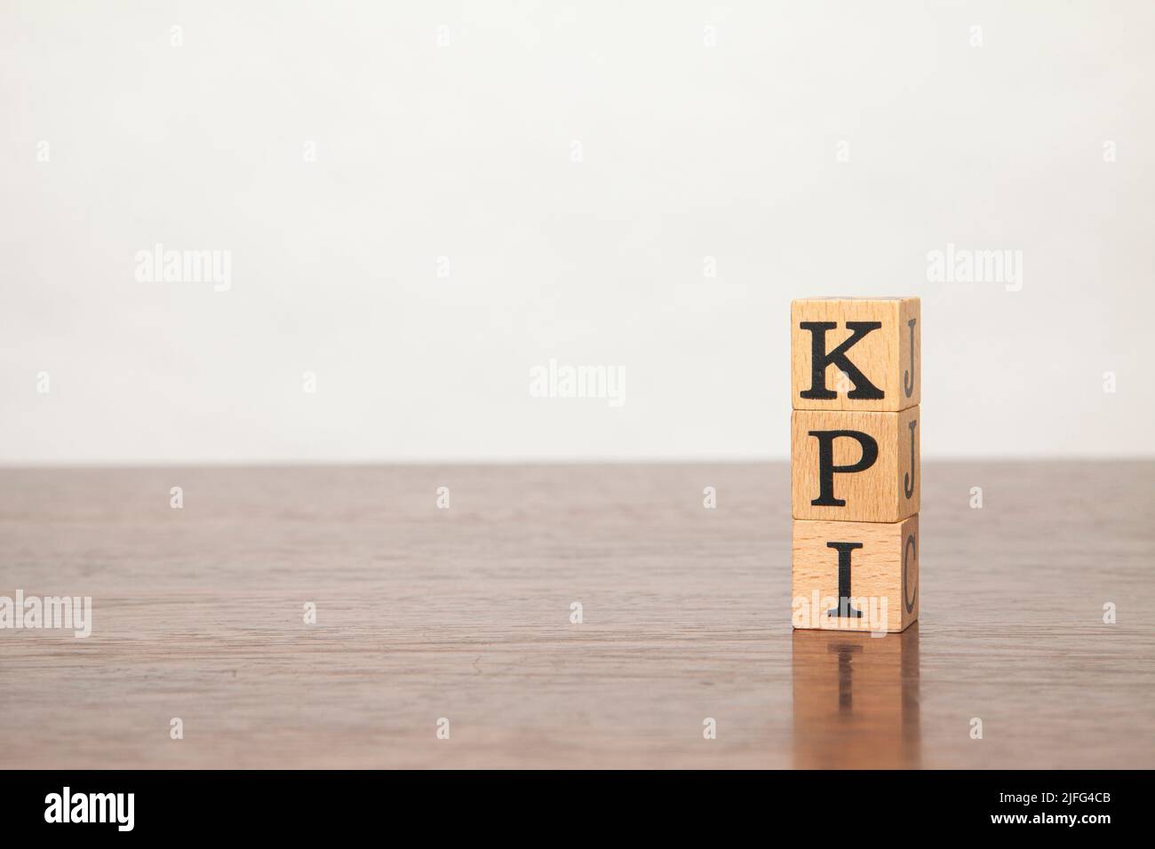 KPI-Buchstaben in schwarzen Buchstaben auf einem Holzblock geschrieben. Key Performance Indicator. Geschrieben auf drei Blöcken auf einem Holztisch gestapelt. Platz auf t kopieren Stockfoto