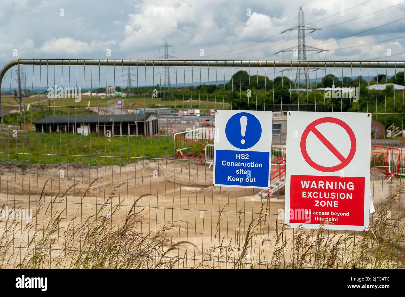 Wendover, Buckinghamshire, Großbritannien. 1.. Juli 2022. Der Fußweg am ehemaligen Kricketclub Wendover vorbei wurde HS2 geschlossen. Die Einheimischen sind sehr beunruhigt über die Auswirkungen, die HS2 auf Wendover und die Umgebung hat große Landflächen wurden von HS2 beschlagnahmt, als sie Bäume abhauen und Lebensräume für Wildtiere zerstören. Quelle: Maureen McLean/Alamy Stockfoto