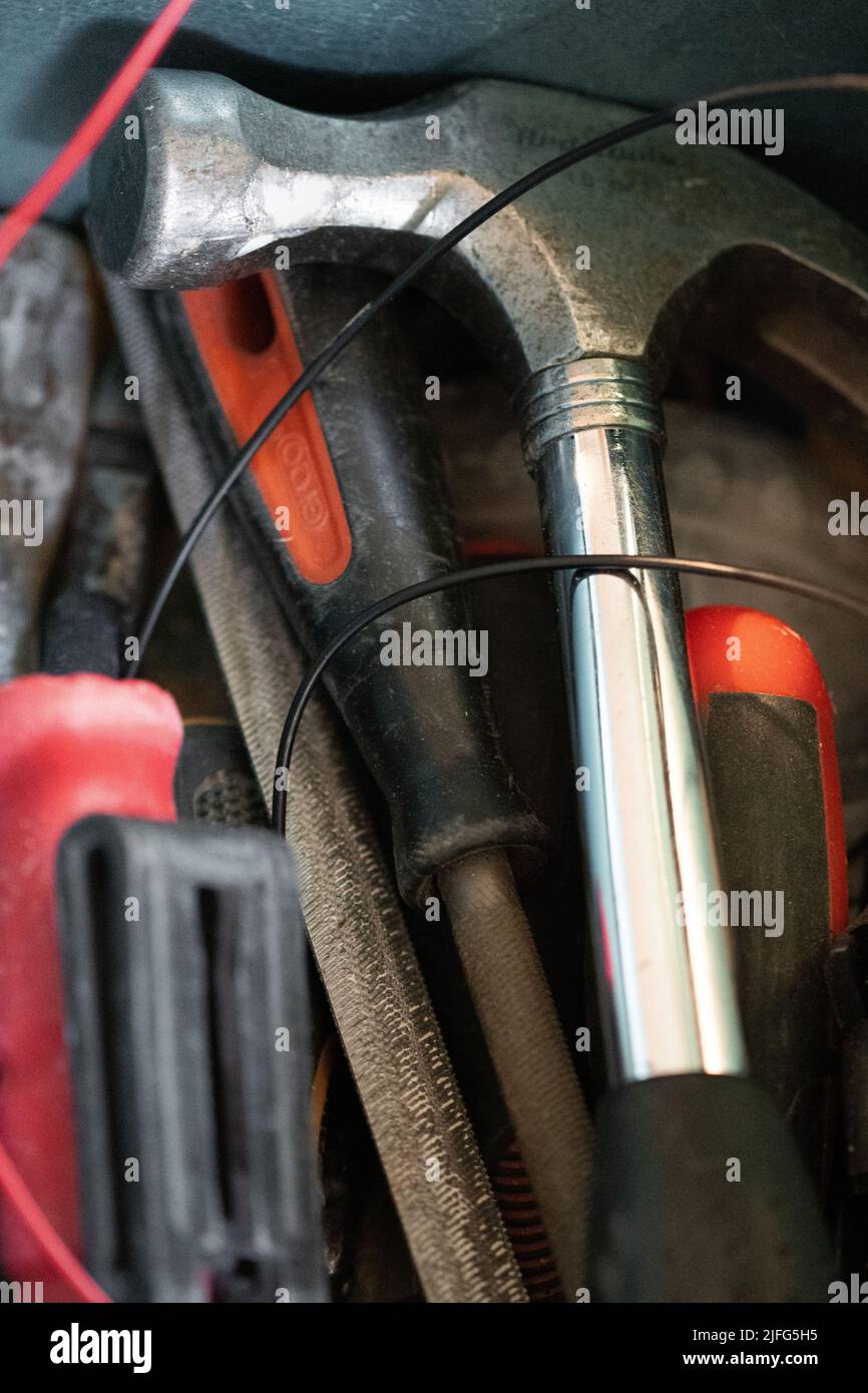 Foto von Hammer, Schraubendreher und anderen Werkzeugen in einem Werkzeugkasten Stockfoto