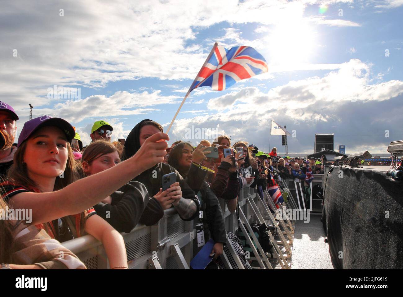 Circuit Atmosphäre - Fans auf der Fanzone Bühne. 02.07.2022. Formel 1 Weltmeisterschaft, Rd 10, Großer Preis Von Großbritannien, Silverstone, England, Qualifizierender Tag. Bildnachweis sollte lauten: XPB/Press Association Images. Stockfoto