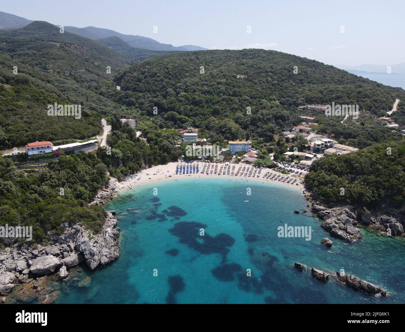 Luftaufnahme Sarakiniko Strand, Blaue Lagune Kristallklares Wasser, Griechische Karibik Von Parga Stadt Berühmte Touristenattraktion Destination In Epirus, Griechenland. Stockfoto