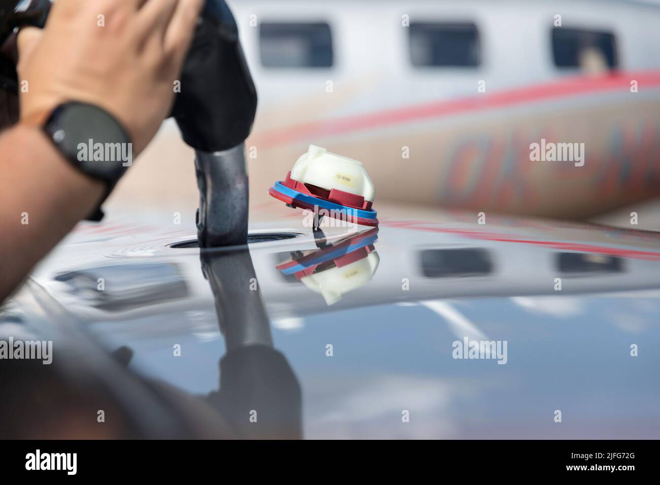 Treibstoffdüse, die Flugzeuge füllt, Treibstoff in einem Flugzeugflügel betankt, auf das Betanken der Waffe konzentriert. Konzentriert sich auf das Betanken der Waffe Stockfoto