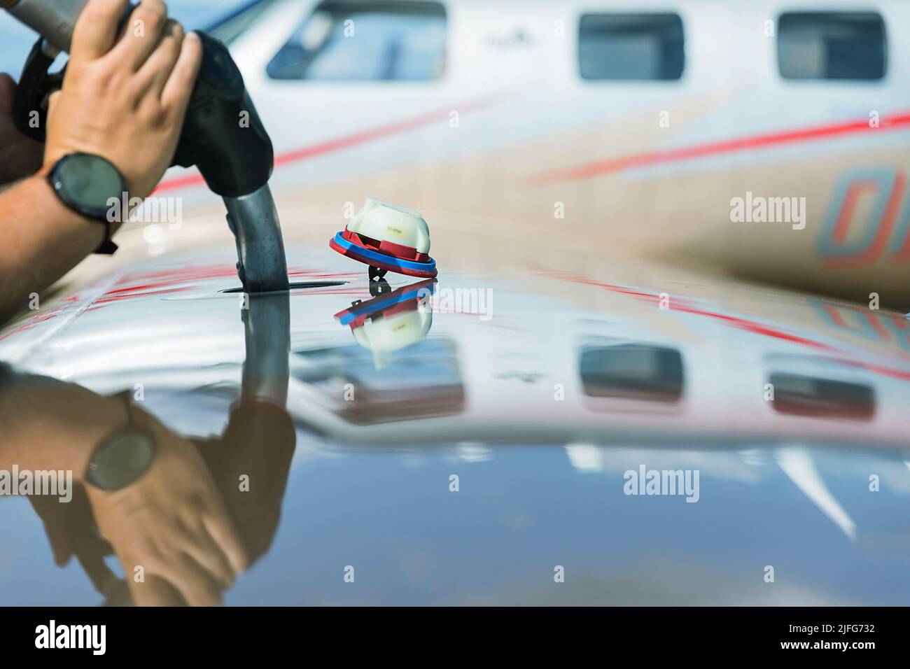 Treibstoffdüse, die Flugzeuge füllt, Treibstoff in einem Flugzeugflügel betankt, auf das Betanken der Waffe konzentriert. Konzentriert sich auf das Betanken der Waffe Stockfoto