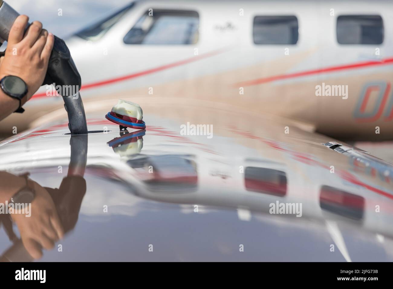 Treibstoffdüse, die Flugzeuge füllt, Treibstoff in einem Flugzeugflügel betankt, auf das Betanken der Waffe konzentriert. Konzentriert sich auf das Betanken der Waffe Stockfoto