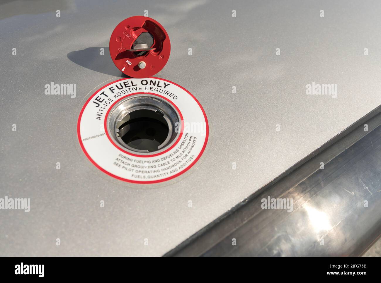 Treibstoffdüse, die Flugzeuge füllt, Treibstoff in einem Flugzeugflügel betankt, auf das Betanken der Waffe konzentriert. Konzentriert sich auf das Betanken der Waffe Stockfoto