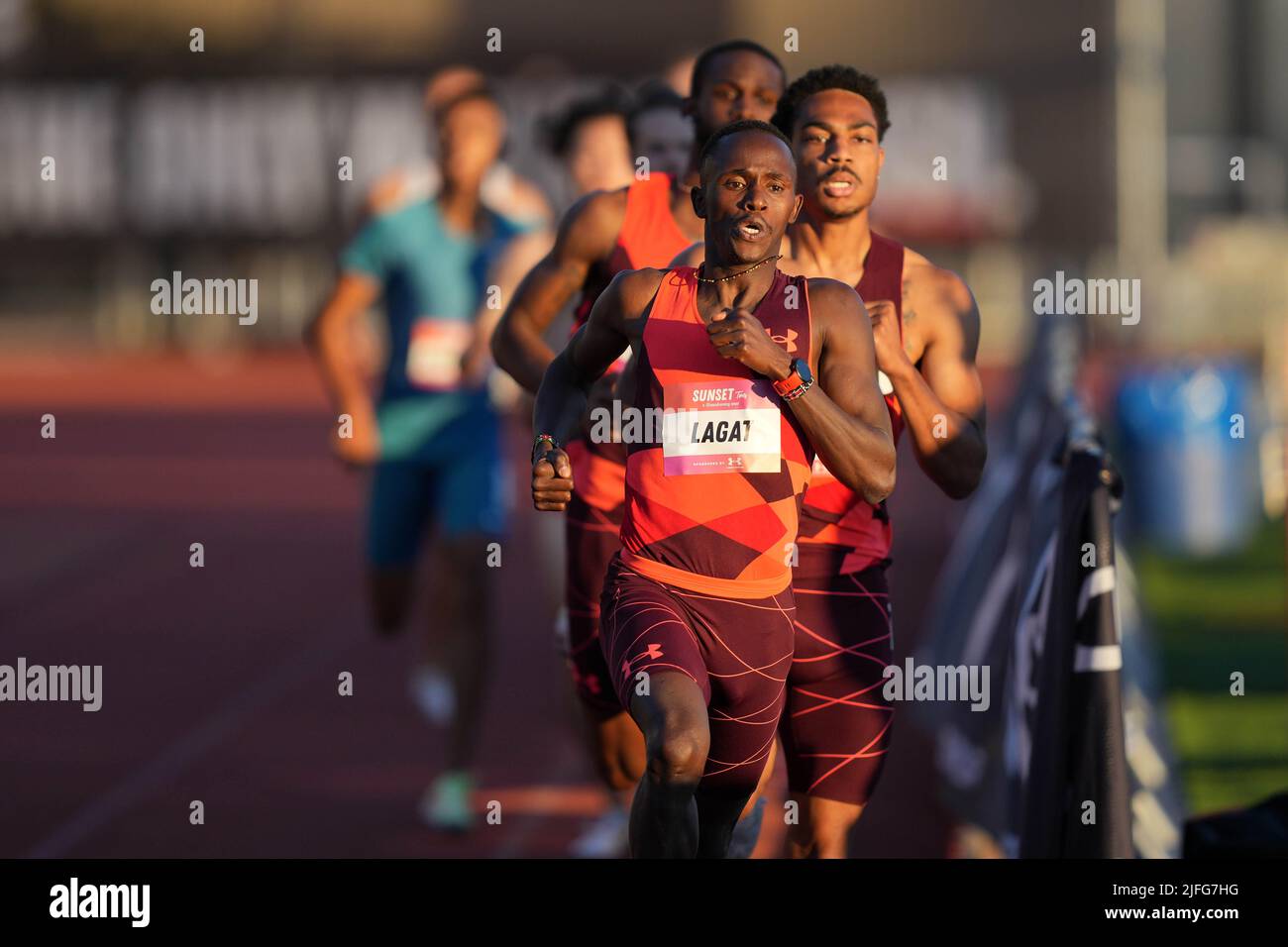 Festus Lagat führt die 800 m lange Strecke während der Under Armour Sunset Tour Track and Field Meet am Samstag, den 2. Juli 2022 in Los Angeles. Stockfoto