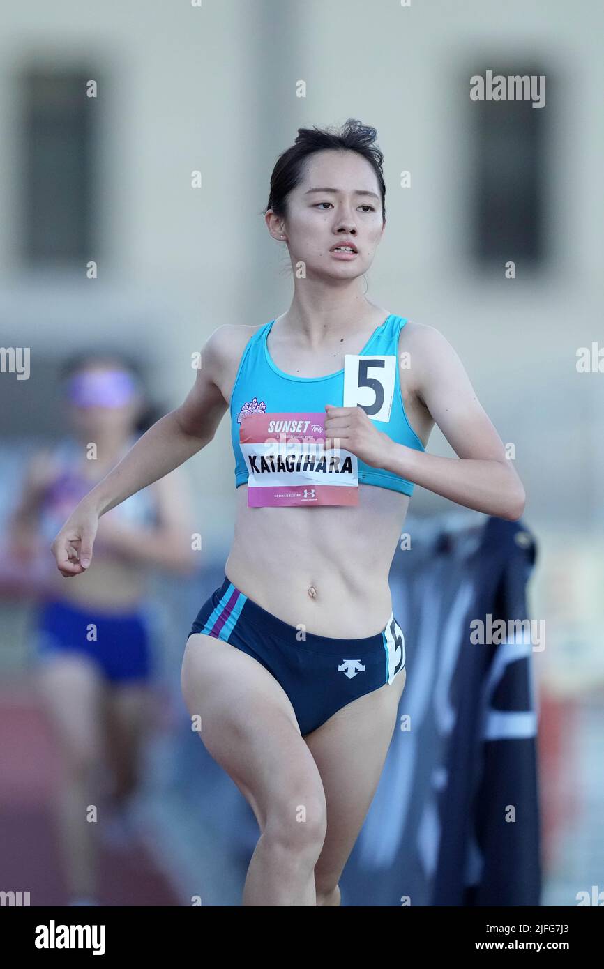 Saki Katagihara gewinnt die 1.500 m in 4:24,21, während der Under Armour Sunset Tour Track and Field Meet am Samstag, den 2. Juli 2022, in Los Angeles. Stockfoto