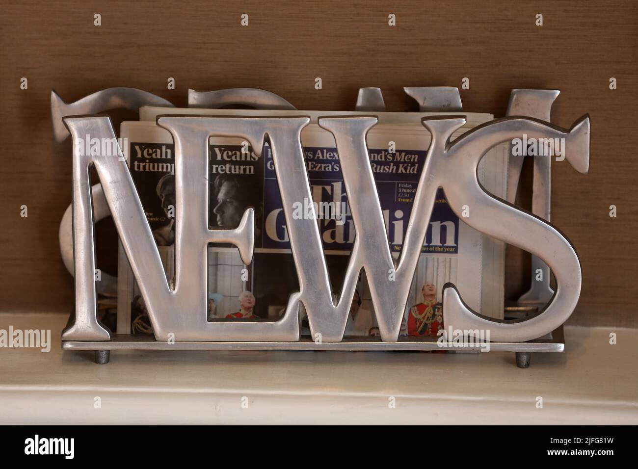 Zeitungen in einem Hotelflur, Chichester, West Sussex, Großbritannien. Stockfoto