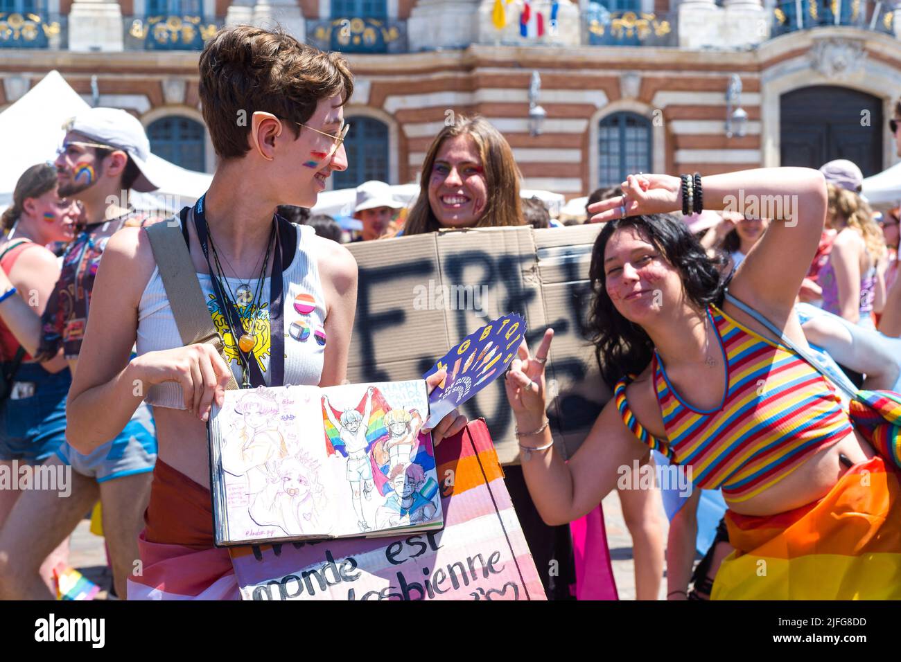 „Be yourself, Love whoever you want...“ ist der Slogan des Kollektivs für diese neue Ausgabe des Toulouse Pride, der jedes Jahr mehr als 20 000 Menschen in den Straßen der rosa Stadt begrüßt. Verbände, Gemeinschaften und Partner sind anwesend und marschieren gemeinsam mit Tausenden von Menschen, um unsere Rechte und Freiheiten zu verteidigen. Dieser marsch steht allen offen, als politisches und festliches Ereignis. Frankreich, Toulouse am 2. 2022. Juli. Foto von Patricia Huchot-Boissier/ABACAPRESS.COM Stockfoto