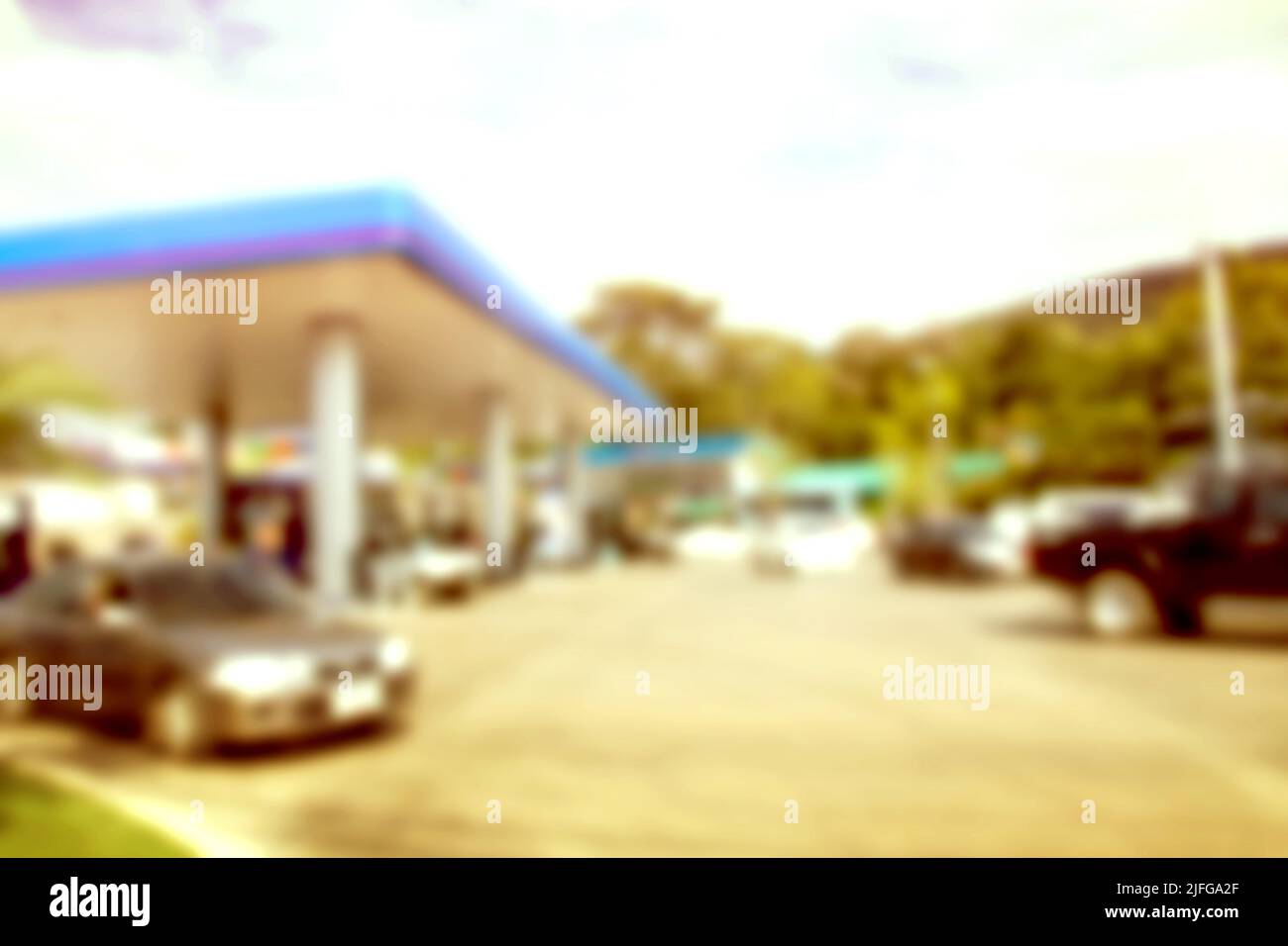 Verschwommener Hintergrund der Tankstelle mit Vintage-Ton. Hintergrund für den Einsatz Stockfoto