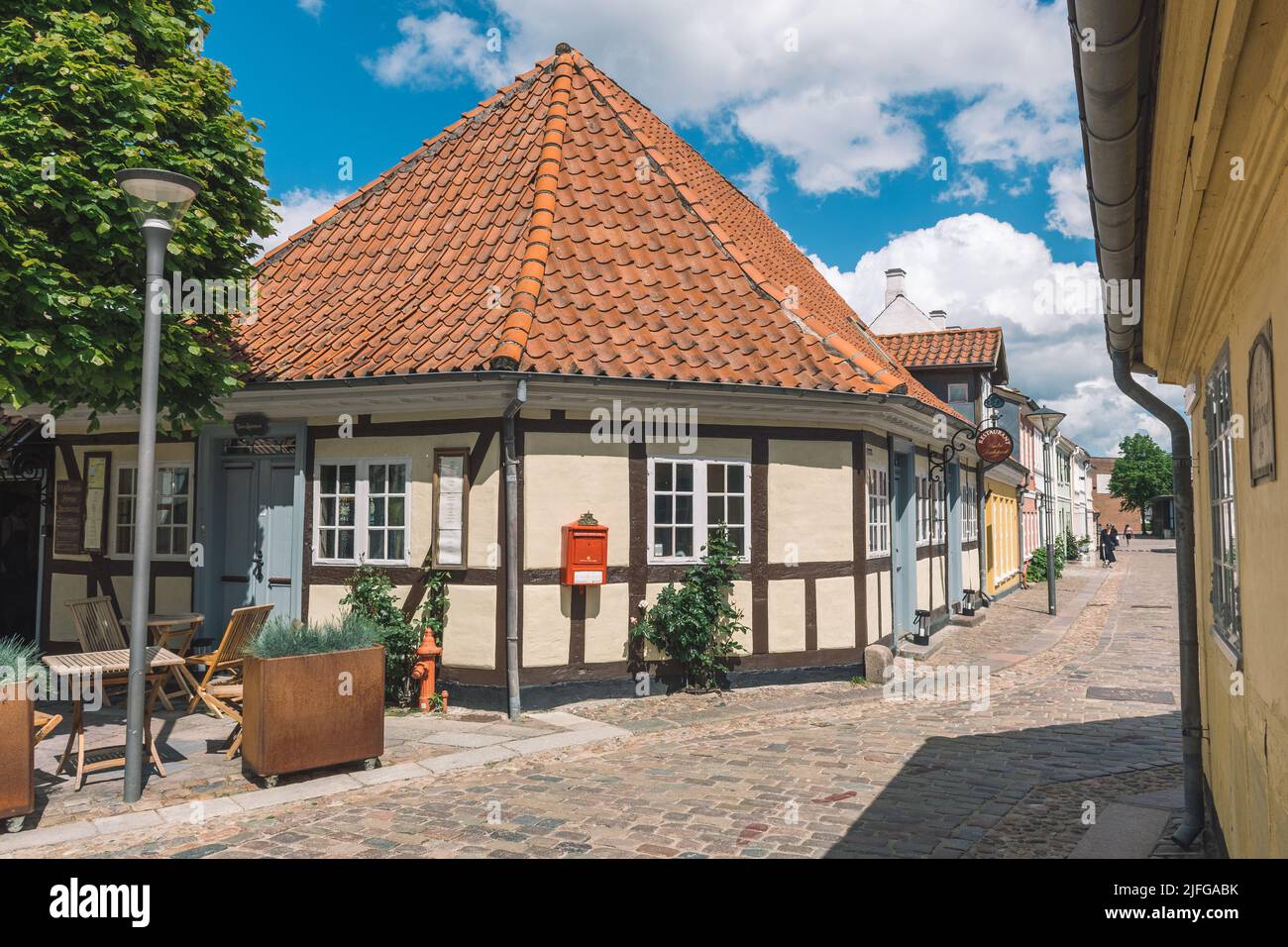 Schöne alte traditionelle Häuser in der Altstadt von Odense, Dänemark, Europa mit Briefkasten Stockfoto
