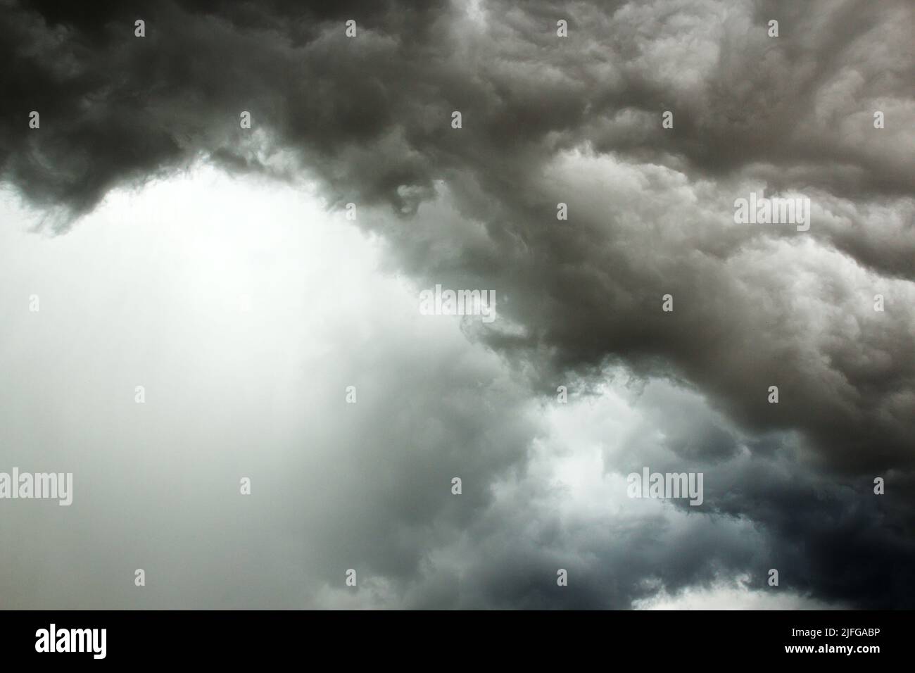 Schwarze Wolke in den Sturm.Dunkle Wolken, regen Stürme bilden Stockfoto