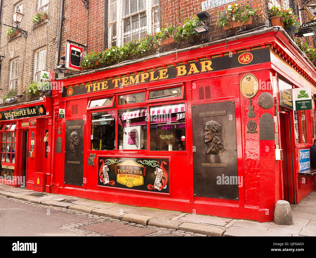 Dublin, Irland - 22. Mai 2022: Berühmte und ikonische Temple Bar im Zentrum von Dublin, Irland. Stockfoto