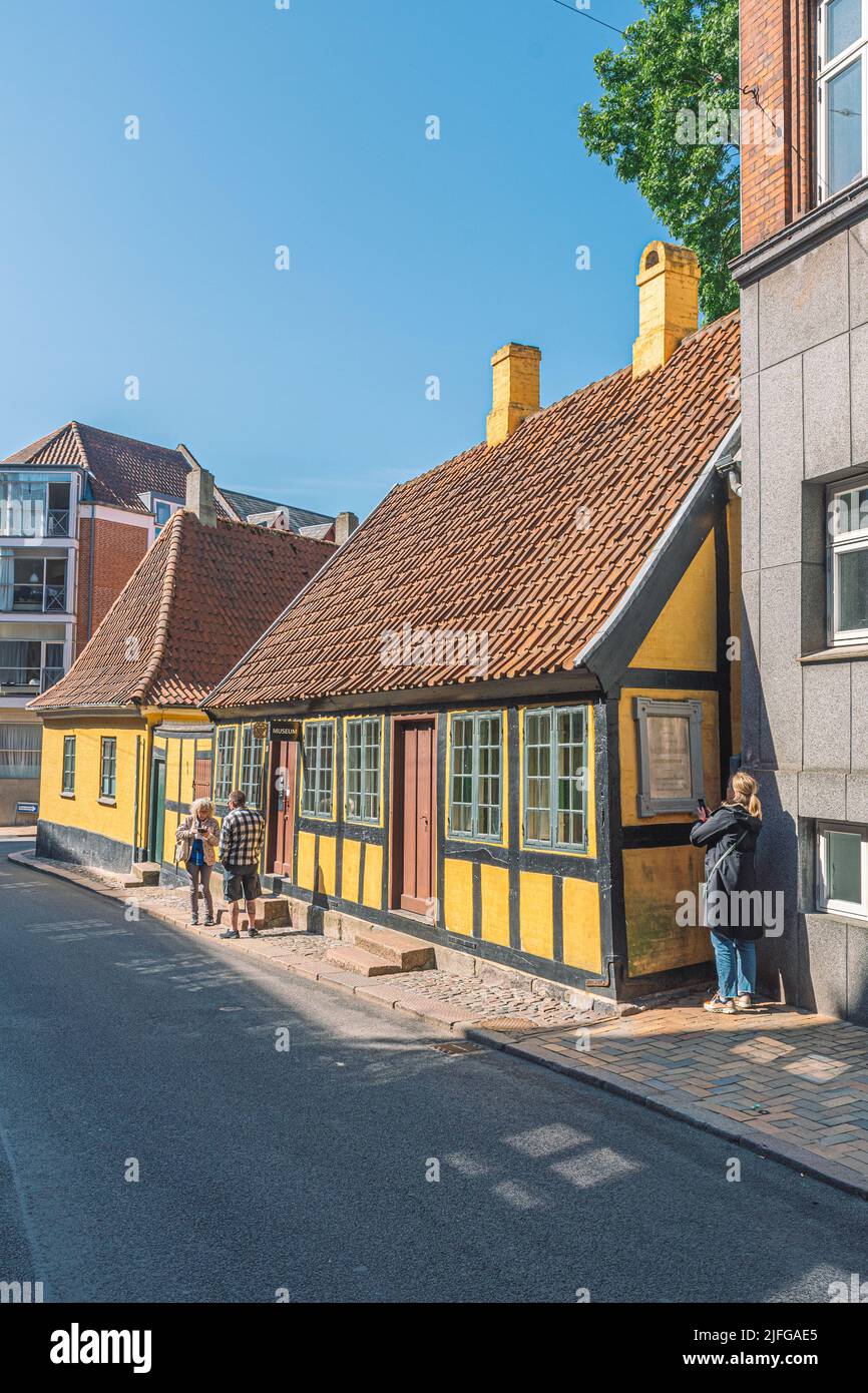 Hans Christian Andersen Kinderheim in der Stadt Odense, Dänemark, Europa, mit Touristen, vertikal Stockfoto