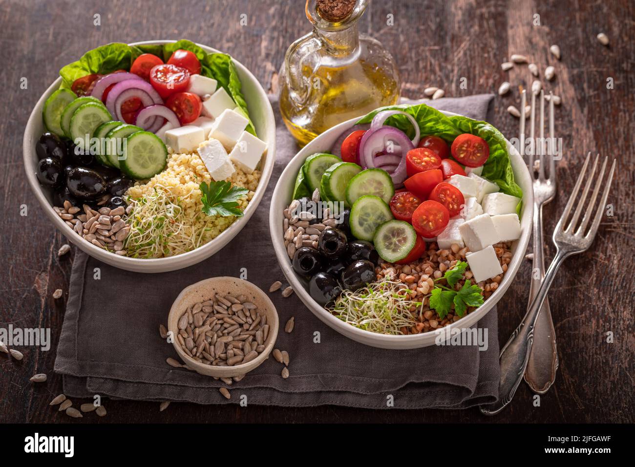 Diät griechischer Salat in einer alternativen Version für Menschen auf Diät. Nahrhafte Schüssel für gesunde Menschen. Stockfoto