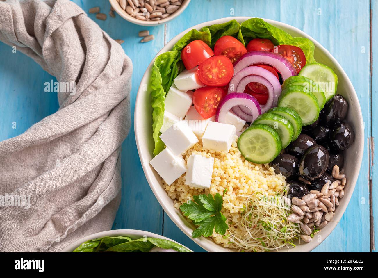 Fit griechischen Salat in einer alternativen Version für Menschen auf Diät. Nahrhafte Schüssel für gesunde Menschen. Stockfoto