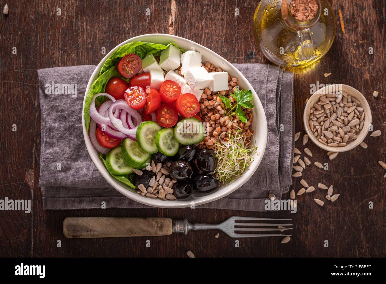 Gesunder griechischer Salat in einer alternativen Version für Menschen auf Diät. Nahrhafte Schüssel für gesunde Menschen. Stockfoto