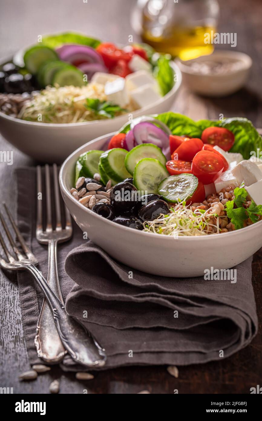 Frischer griechischer Salat in alternativer Version für Menschen auf Diät. Nahrhafte Schüssel für gesunde Menschen. Stockfoto