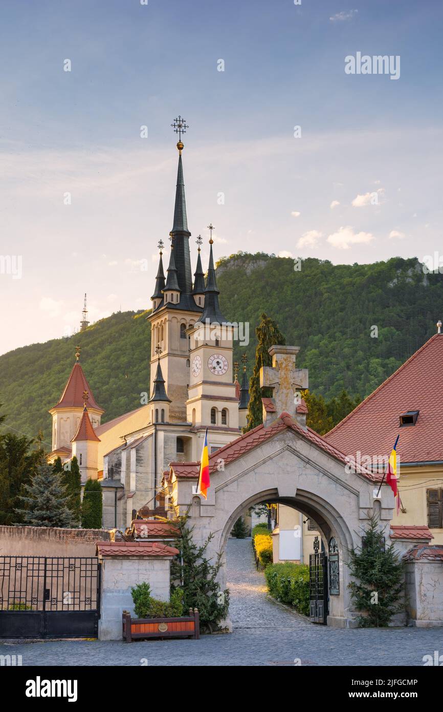 Stadtbild mit schöner Nikolaikirche im historischen Zentrum von Brasov Stadt Siebenbürgen, Rumänien, Europa Stockfoto