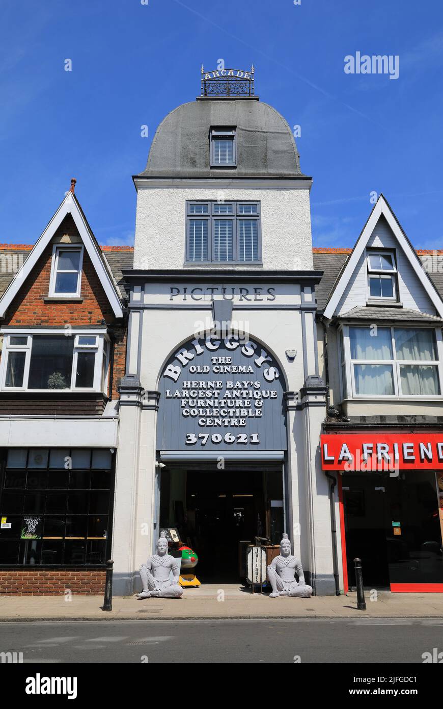 Briggsys, das größte Zentrum für antike Möbel und Sammlerstücke in Herne Bay, in Herne Bay's altem Kino Picters', auf der High Street, im Norden von Kent, Großbritannien Stockfoto