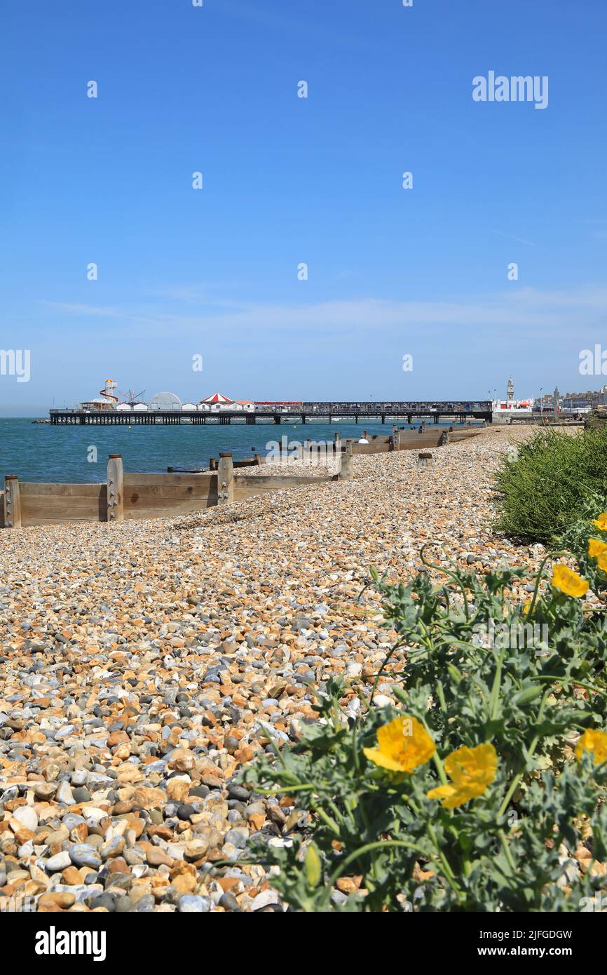 Der Kiesstrand in Herne Bay, im Norden von Kent, an einem sonnigen Sommertag in Großbritannien Stockfoto