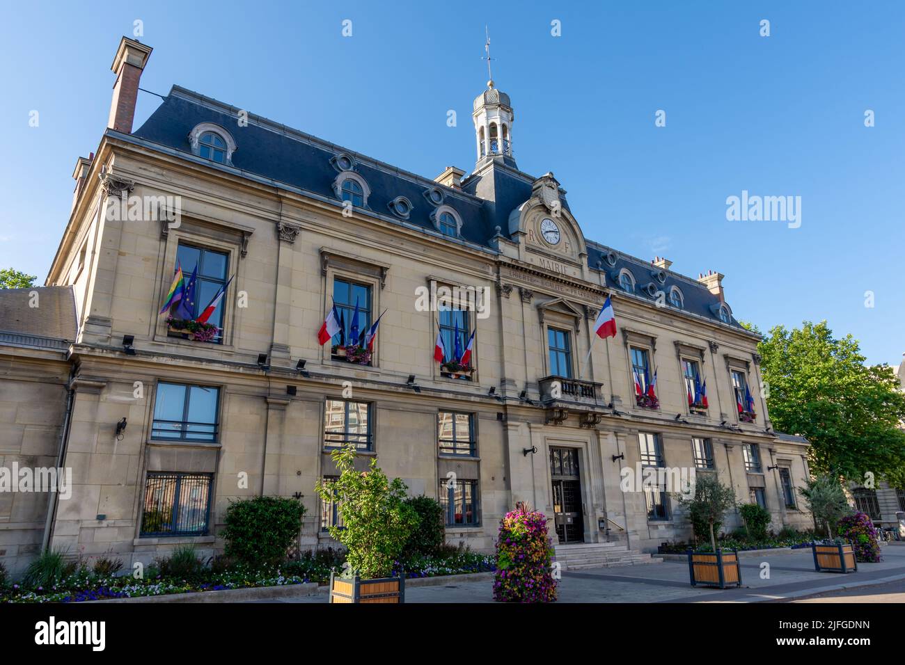 Saint-Ouen-sur-seine, Frankreich - 3. juli 2022: Außenansicht des Rathauses von Saint-Ouen-sur-seine, einer Stadt in den nördlichen Vororten von Paris Stockfoto