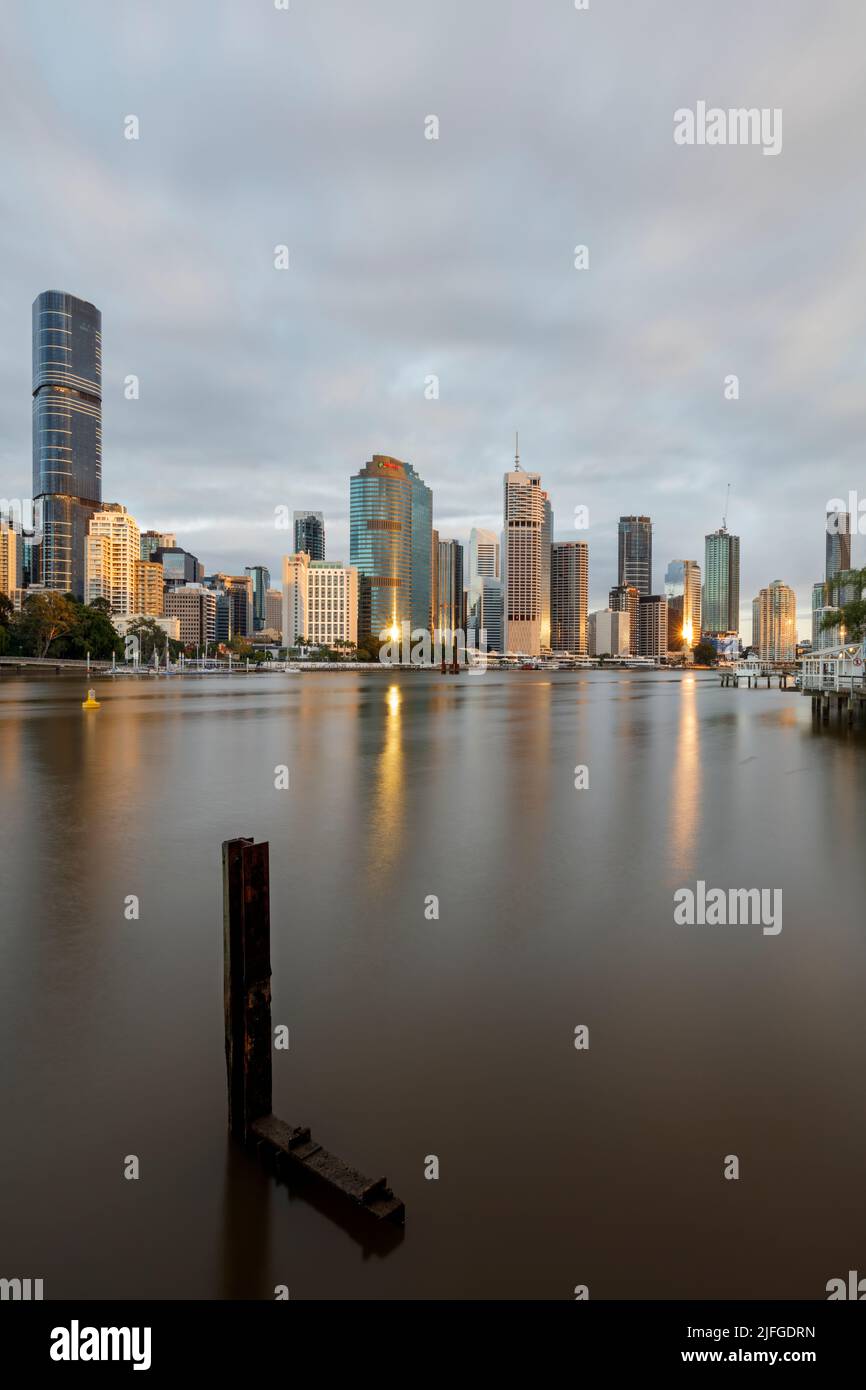 Sonnenaufgang über der Stadt Brisbane. Brisbane ist die Hauptstadt von Queensland und liegt an der Ostküste Australiens. Stockfoto
