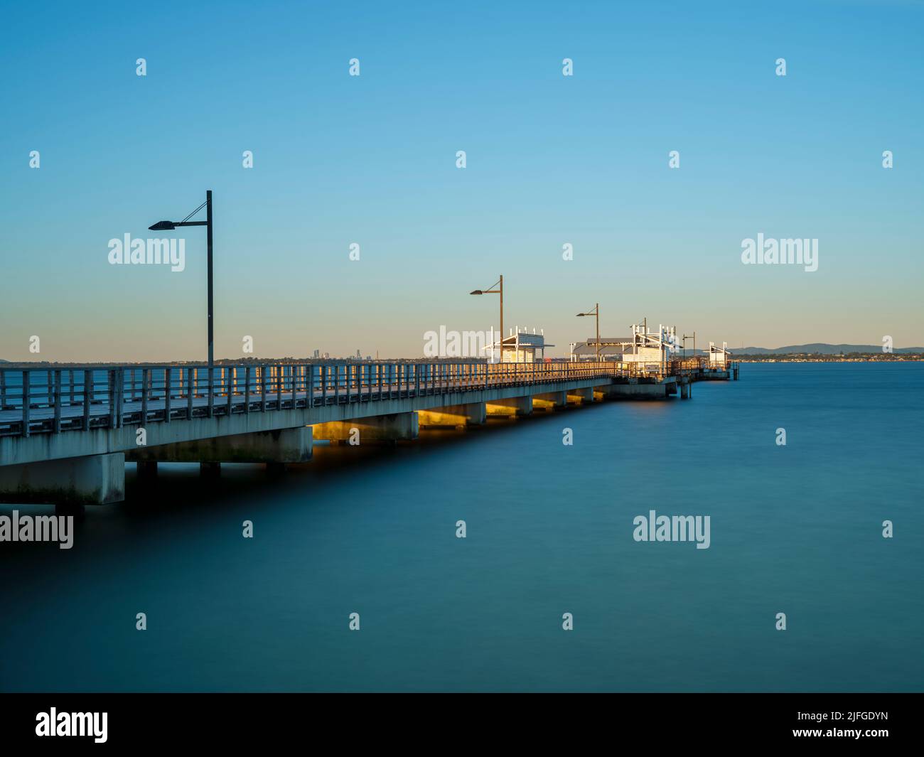 Sonnenaufgang über dem Woody Point Jetty. Wood Point liegt in Redcliffe nördlich der Stadt Brisbane. Stockfoto