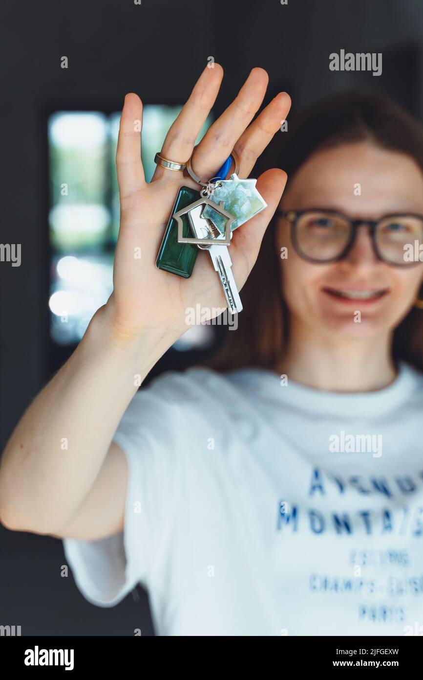 Glückliche Frau Mieter Käufer Umzug in neues Zuhause Nehmen Sie Selfie auf Handy-Kamera mit Schlüsseln in der Hand. Aufgeregt junge Millennial Mädchen stolz auf den Kauf Wohnung machen vi Stockfoto