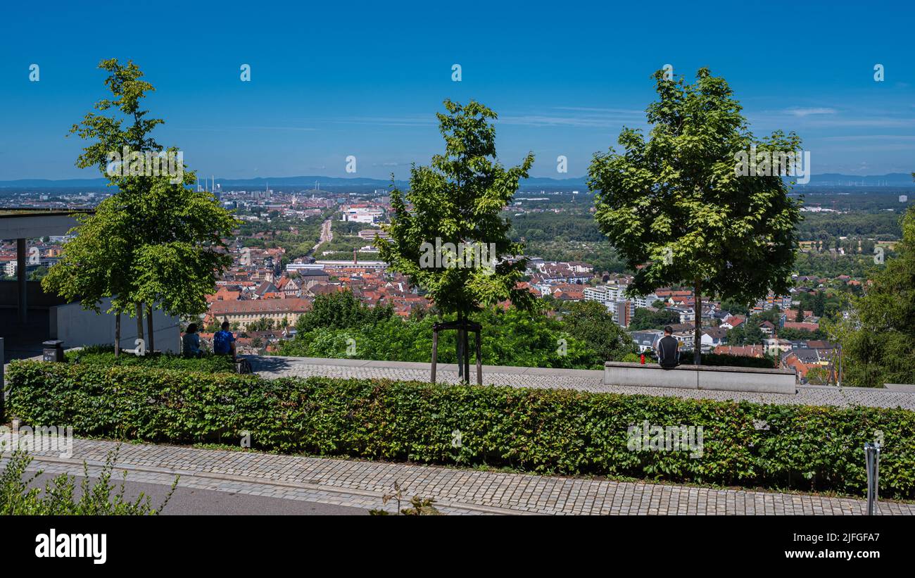 Auf dem Turmberg mit Blick auf Durlach und Karlsruhe. Baden-Württemberg, Deutschland, Europa Stockfoto