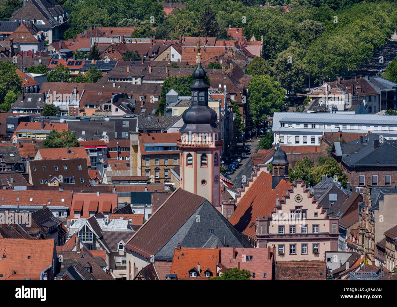 Blick auf das Rathaus und die Stadtkirche von Durlach‘von oben. Karlsruhe, Baden-Württemberg, Deutschland, Europa Stockfoto