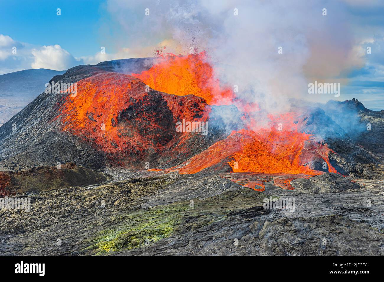 Vulkanausbruch in Island. Vulkan auf der Halbinsel Reykjanes. Starker Lavastrom aus einem Vulkankrater. Heißes Magma fließt aus dem Krater. Rötlich und grün Stockfoto