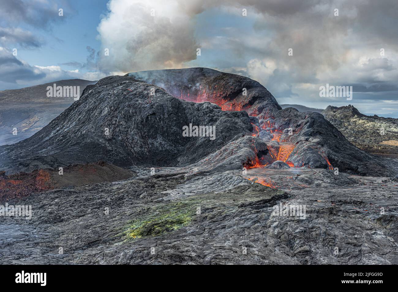 Vulkan nach dem Ausbruch. Vulkanlandschaft auf der Halbinsel Reykjanes. Aktiver Vulkan in Island ohne Lavastrom. Gekühltes Magma um den Krater Stockfoto