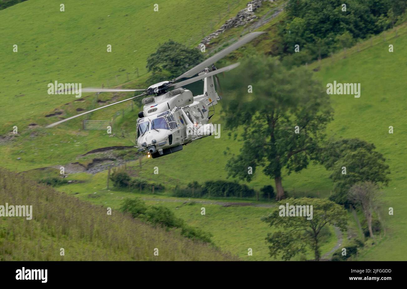 Royal Netherlands Navy, NH90 Hubschrauber auf Ablösung nach Großbritannien bei RNAS Culdrose, die im Mach Loop-Gebiet von Wale Flugtraining auf niedrigem Niveau durchführt Stockfoto