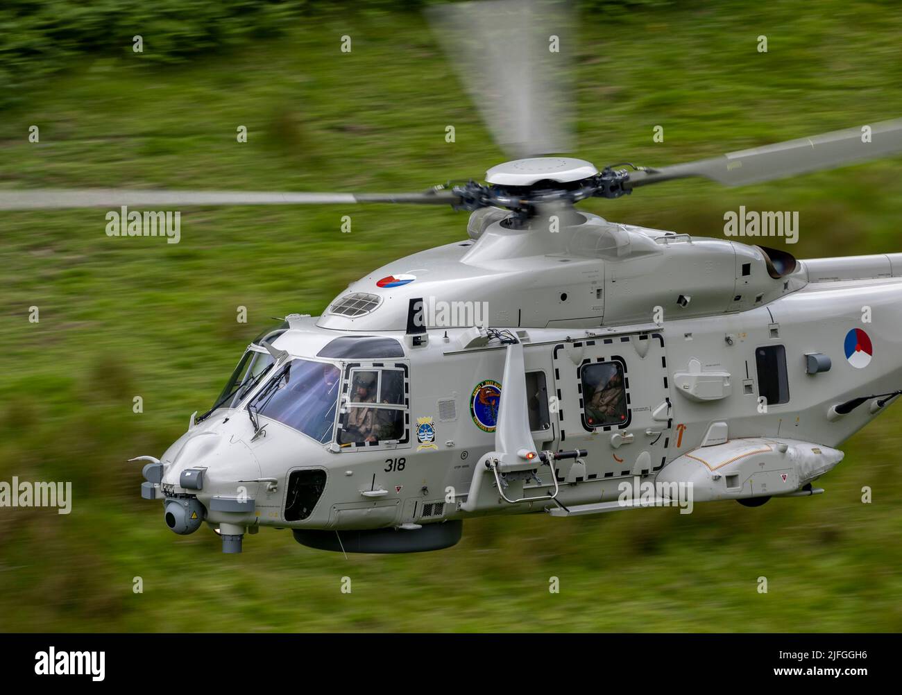 Royal Netherlands Navy, NH90 Hubschrauber auf Ablösung nach Großbritannien bei RNAS Culdrose, die im Mach Loop-Gebiet von Wale Flugtraining auf niedrigem Niveau durchführt Stockfoto