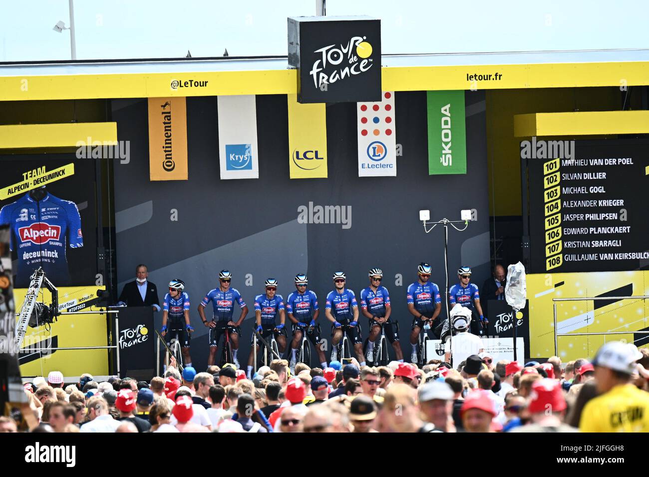 Vejle nach Sonderborg, Dänemark. 3.. Juli 2022. Vejle, Dänemark. 03.. Juli 2022. Alpecin-Deceuninck-Fahrer, die am Sonntag, den 03. Juli 2022, beim Start der dritten Etappe des Radrennens der Tour de France, 182km von Vejle nach Sonderborg, Dänemark, gezeigt wurden. Die diesjährige Tour de France findet vom 01. Bis 24. Juli 2022 statt und startet mit drei Etappen in Dänemark. BELGA FOTO JASPER JACOBS Kredit: Belga Nachrichtenagentur/Alamy Live Nachrichtenquelle: Belga Nachrichtenagentur/Alamy Live Nachrichten Stockfoto