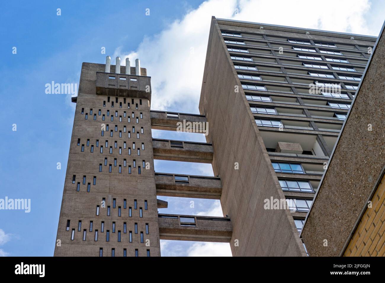 Balfron Tower, Brutalistischer Hochhausturm des Architekten Erno Goldfinger, gelegen in Poplar, Tower Hamlets, East London, VEREINIGTES KÖNIGREICH. Stockfoto