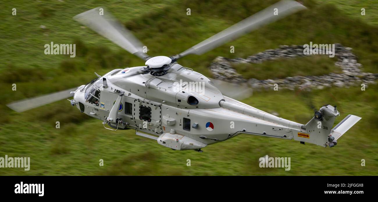 Royal Netherlands Navy, NH90 Hubschrauber auf Ablösung nach Großbritannien bei RNAS Culdrose, die im Mach Loop-Gebiet von Wale Flugtraining auf niedrigem Niveau durchführt Stockfoto