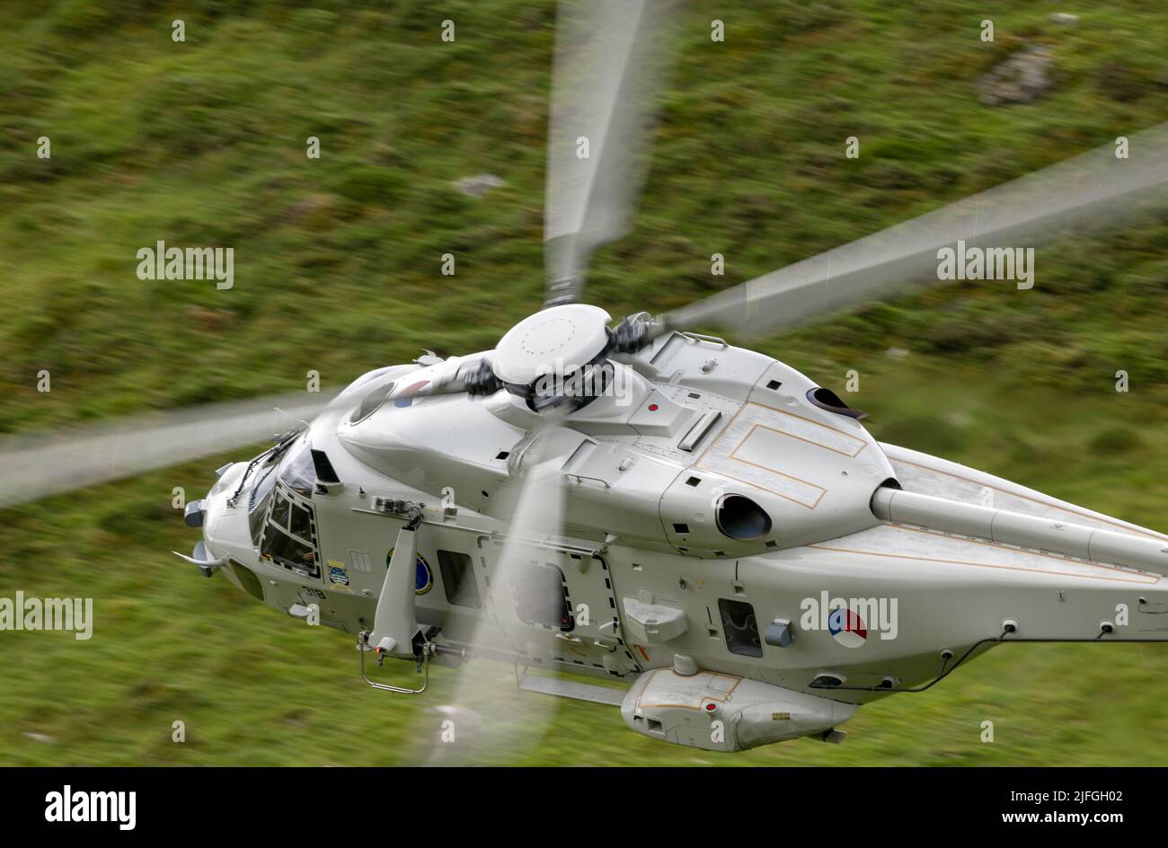 Royal Netherlands Navy, NH90 Hubschrauber auf Ablösung nach Großbritannien bei RNAS Culdrose, die im Mach Loop-Gebiet von Wale Flugtraining auf niedrigem Niveau durchführt Stockfoto