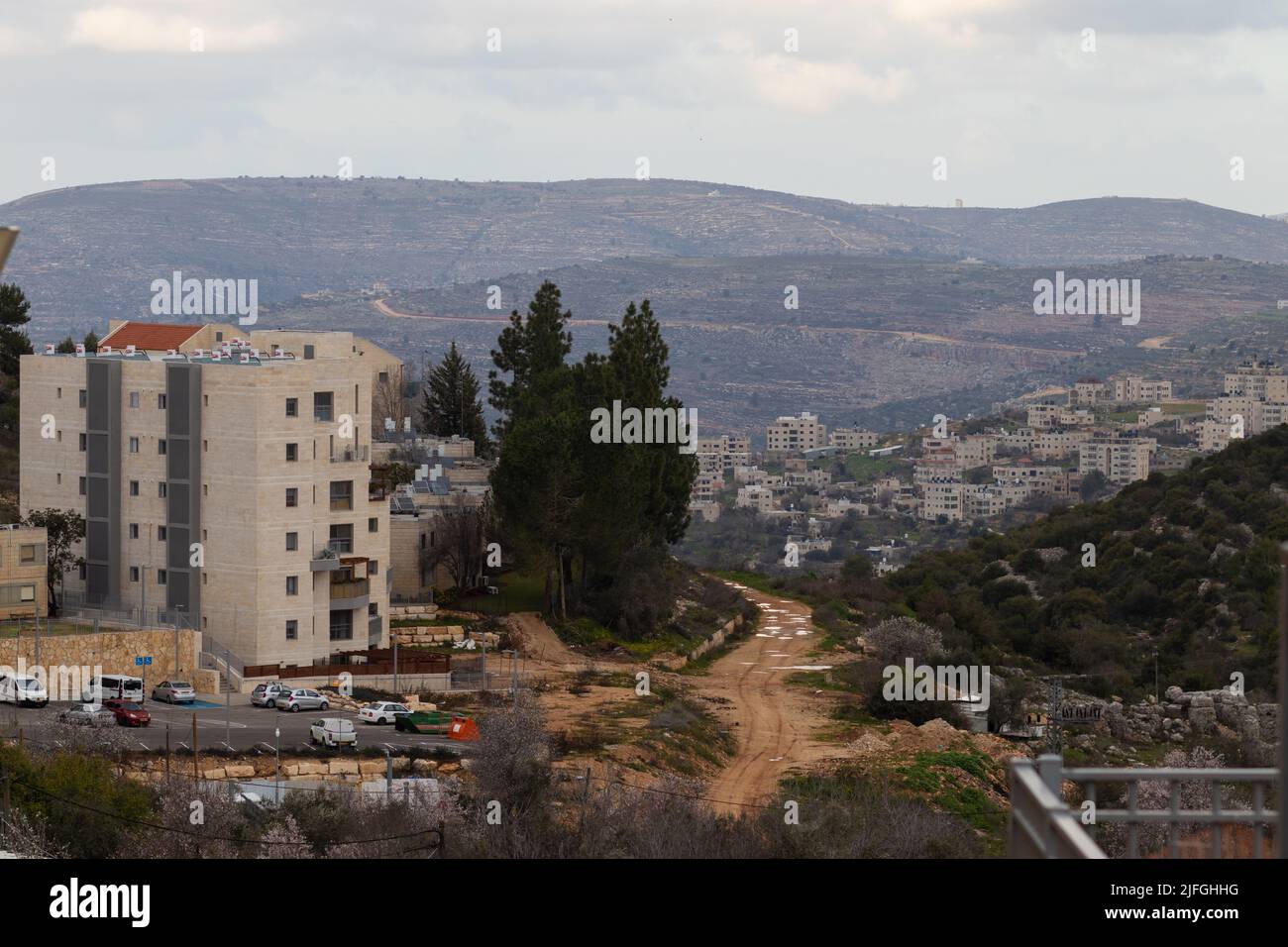 04-03-2022. beit-el israel. Häuser und Gebäude in Beit El in Samaria-Israel. Wolkiger Himmel im Winter Stockfoto