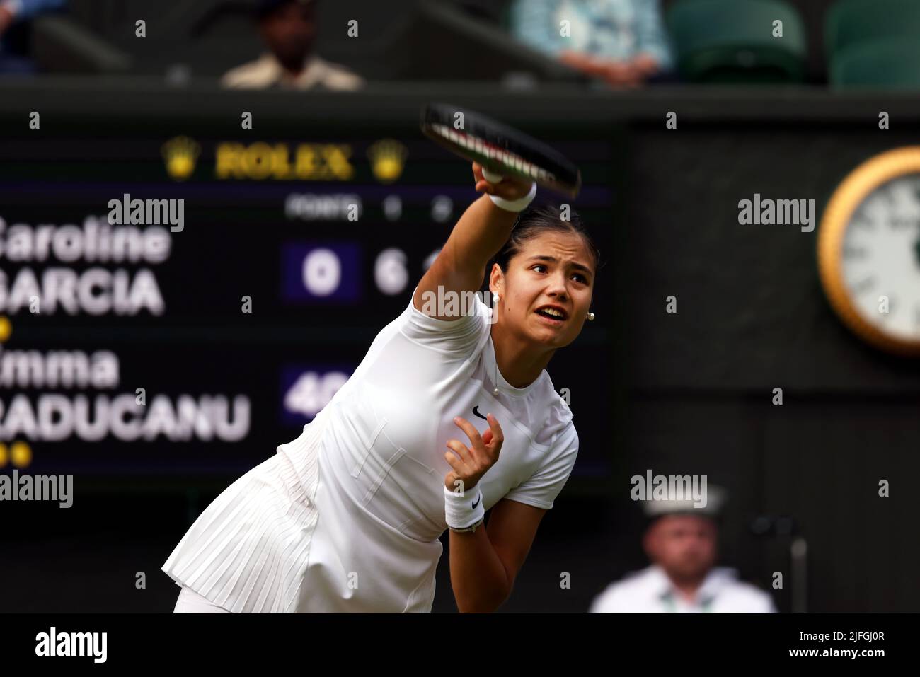 29. Juni 2022, All England Lawn Tennis Club, Wimbledon, London, Großbritannien. Emma Raducanu aus Großbritannien im zweiten Spiel gegen Caroline Garcia aus Frankreich. Garcia gewann das Spiel, um in die dritte Runde vorzurücken. Stockfoto