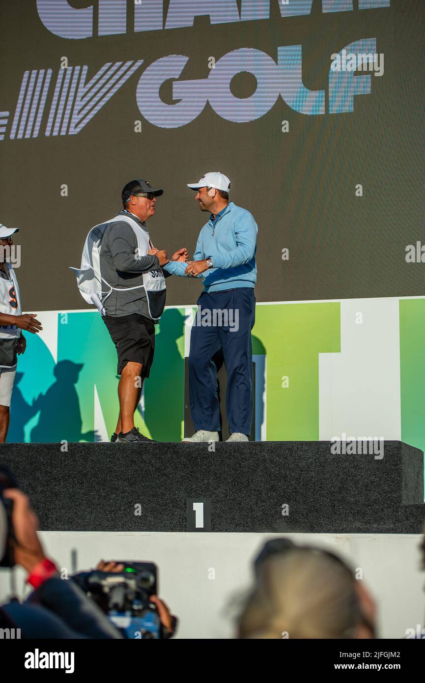 Der Südafrikaner Charl Schwartzel feiert den Gewinn des ersten LIV Golf Invitational London im Centurion Club, St. Albans Stockfoto