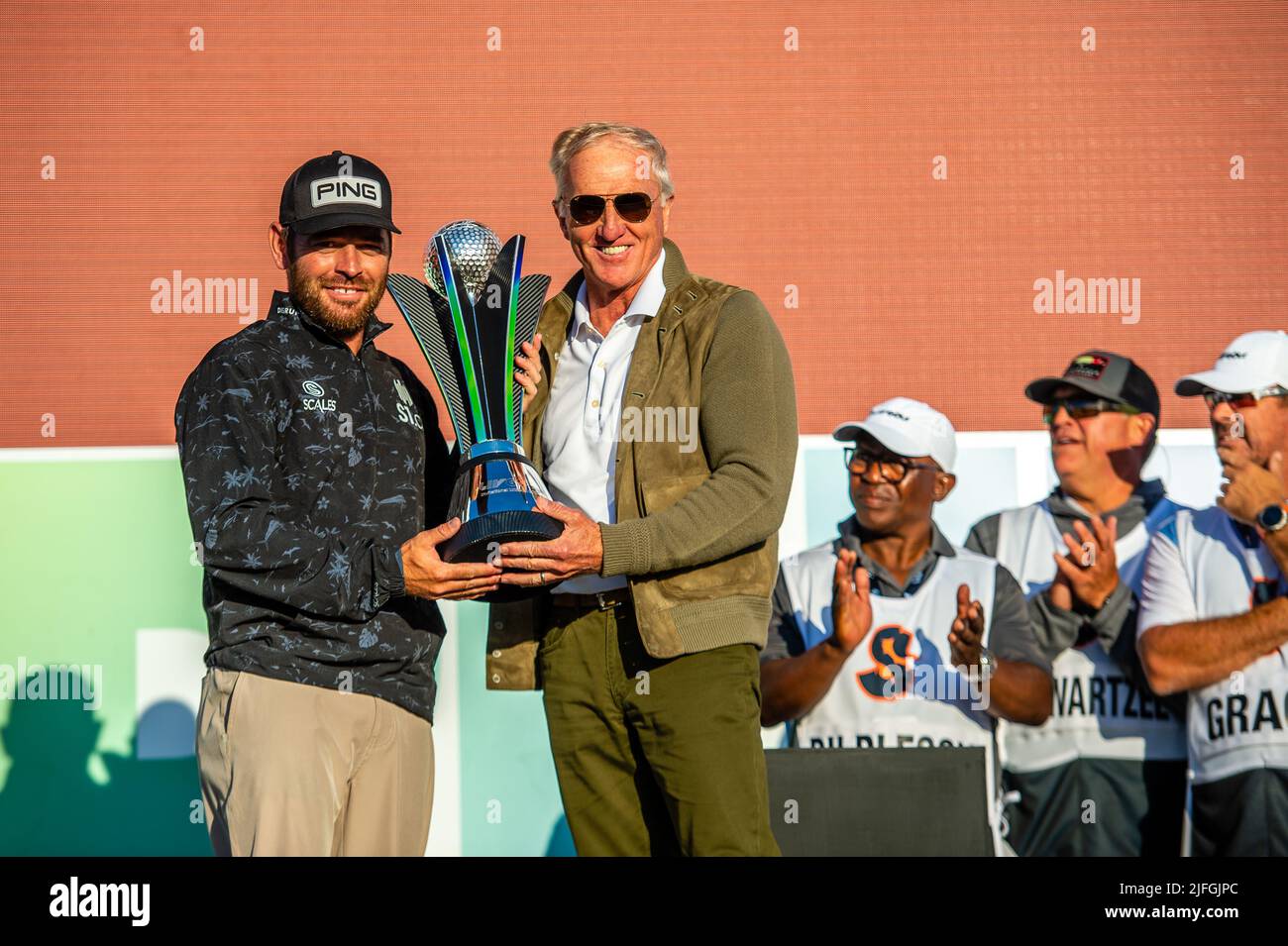 Greg Norman überreicht dem Stingers GC-Teamkapitän Louis Oosthuizen die Trophäe ay LIV Golf Invitational London im Centurion Club Stockfoto