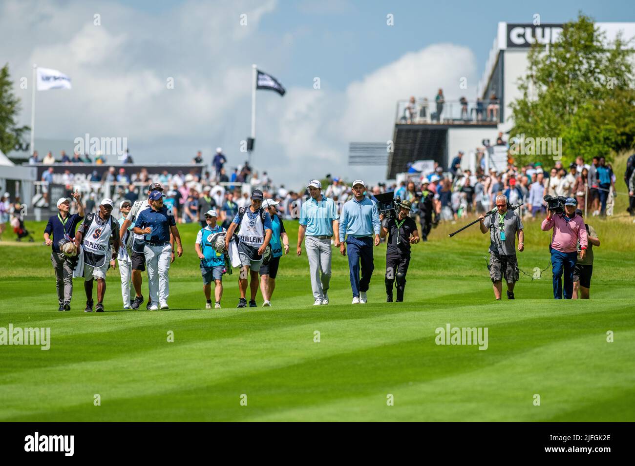 Die Führungsgruppe geht vom 1.-Abschlag auf die Fairway-Strecke in ihrer letzten Runde beim LIV Golf Invitational London im Centurion Club Stockfoto