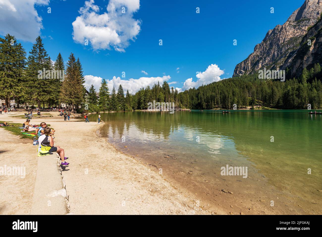 Lago di Prags oder Pragser Wildsee. Kleiner alpiner See und Gebirgskette des Sasso del Signore. Dolomiten, Südtirol, Trentino-Südtirol, Bozen. Stockfoto