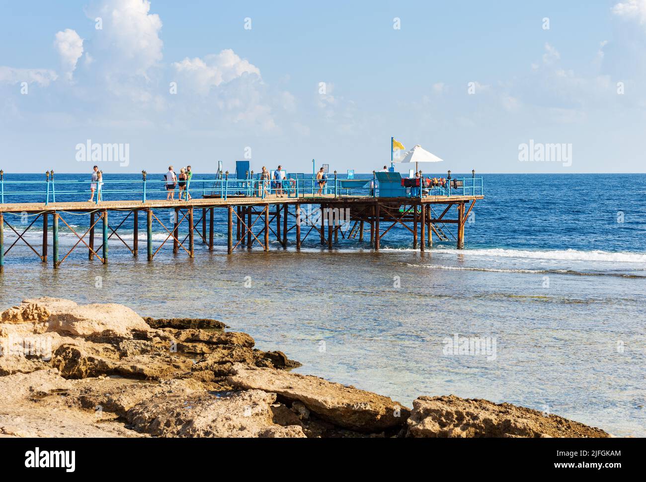 Meereslandschaft des Roten Meeres bei Marsa Alam, Ägypten, Afrika. Pier über dem Korallenriff zum Tauchen, Schnorcheln und Schwimmen mit einer Gruppe von Touristen. Stockfoto