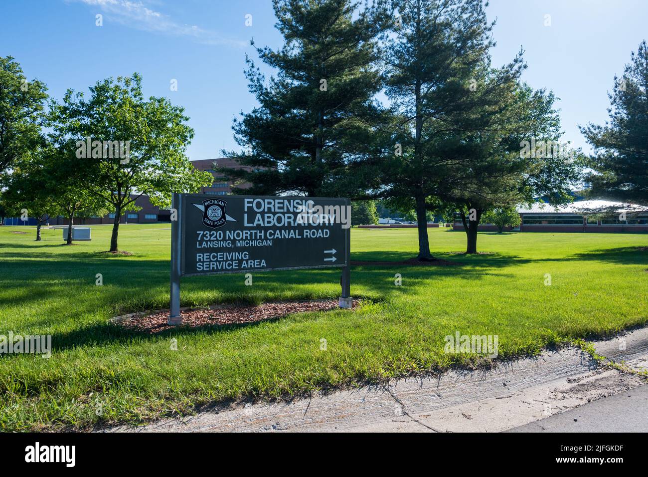 Dimondale MI - 4. Juni 2022: Straßenschild für Forensic Laboratory Stockfoto
